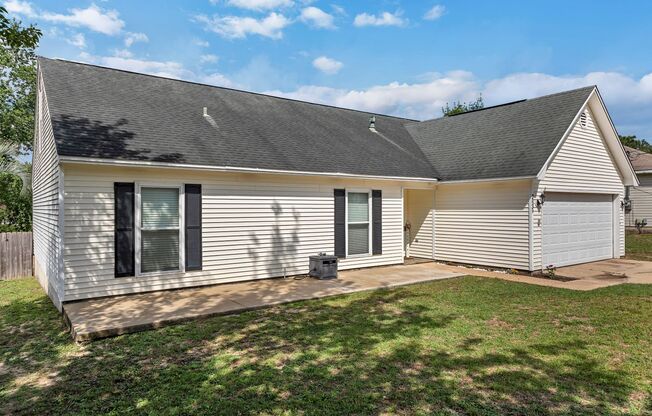 4/3 with a Pool.......MOVE IN READY!!