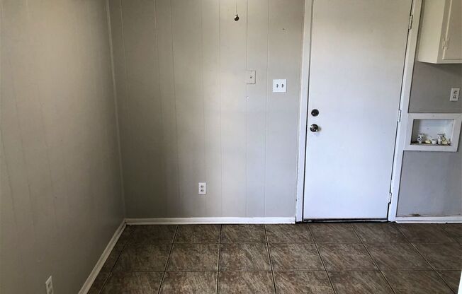 3 beds, 1 bath, $800