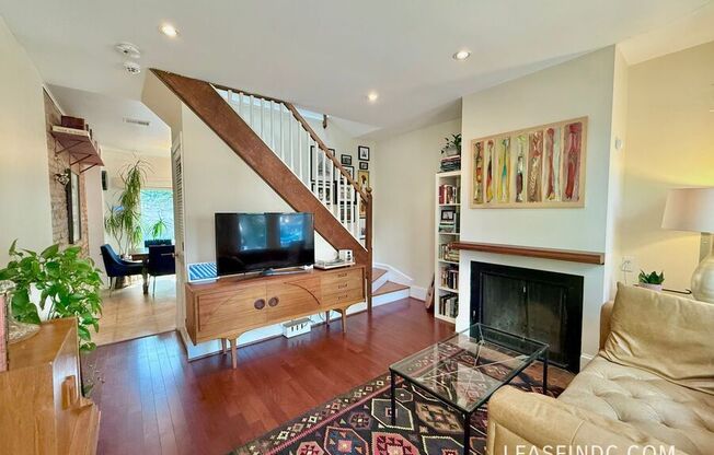 241 WARREN ST NE