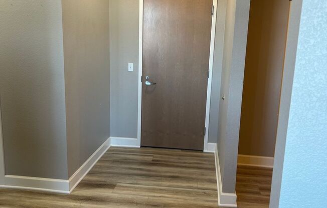 Spacious Condo with Private Balcony & Carport in Greenwood Village/DTC