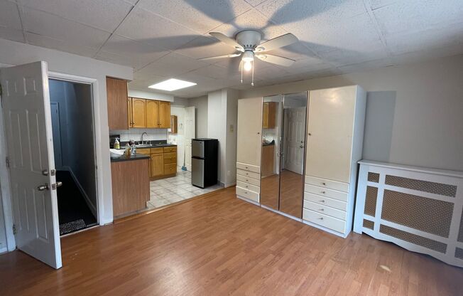 Studio, 1 bath, 400 sqft, $1,050, Unit 2F