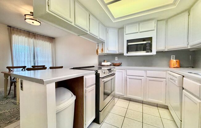 Spacious Townhome with 2 Kitchens, Huge Basement & 3 Full Bathrooms - Sandy, UT