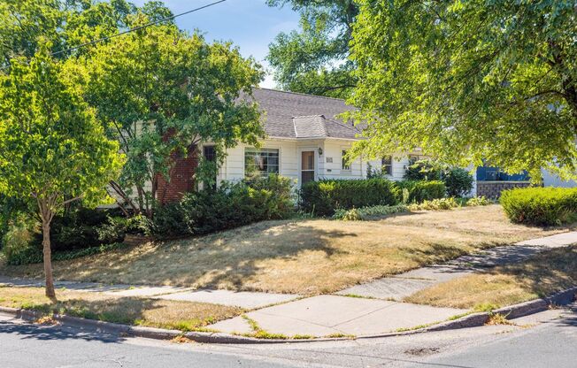 SINGLE FAMILY HOME IN BRYN MAWR MPLS! RENOVATED WITH YARD< LAUNDRY AND DISHWASHER!