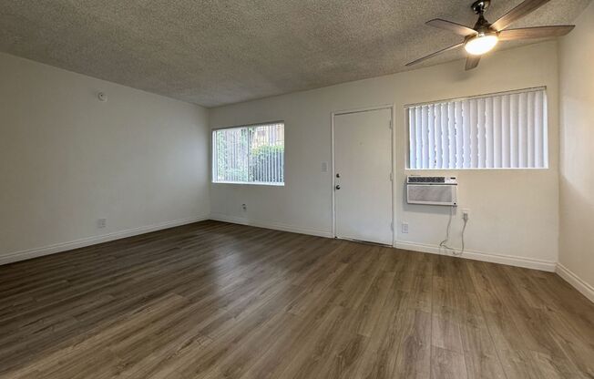Panorama Plaza...Gorgeous Newly Remodeled One Bedroom..Great Location!!!