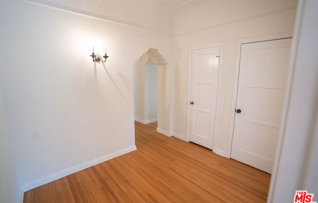 1210 S La Jolla Ave
