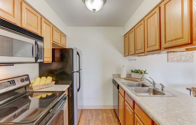 2 beds, 2 baths, 870 sqft, $1,735, Unit 10-112