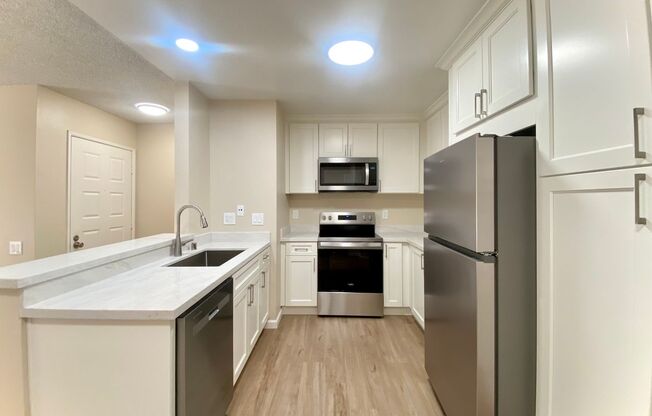 Beautifully Updated 2-Bedroom Condo! - Warm Springs!