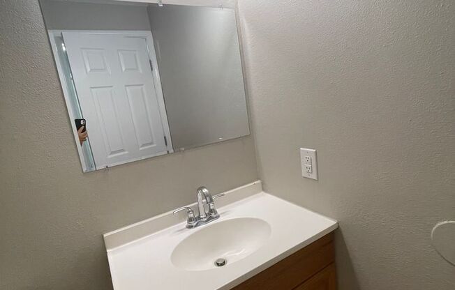 2 beds, 1 bath, 800 sqft, $1,400, Unit Mar1964
