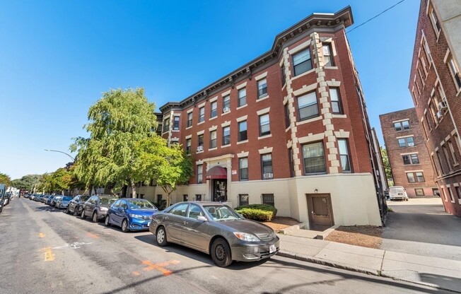 2 beds, 1 bath, 845 sqft, $2,400, Unit A