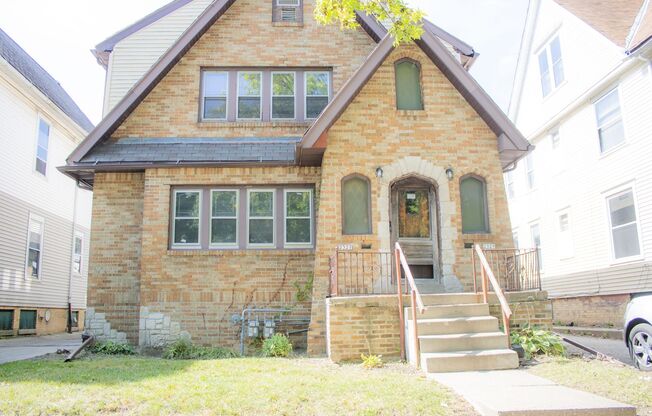 Renovated 2-Bedroom Upper Duplex Unit