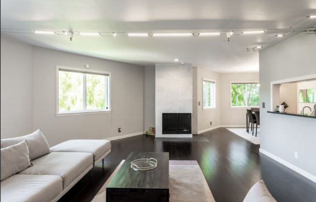 EPIC REA - Spacious modern townhome-style end unit w/ patio & EV parking in Burlingame