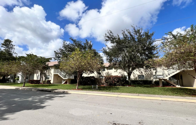 Lakeview Apartments - 5911 SW 41 St