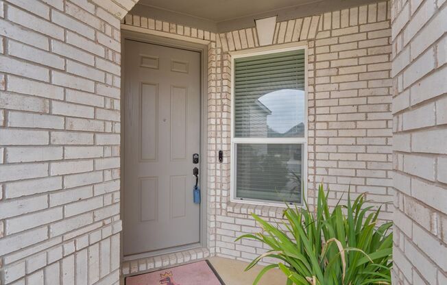 Huge 4-Bedroom Home in Del Valle For Rent