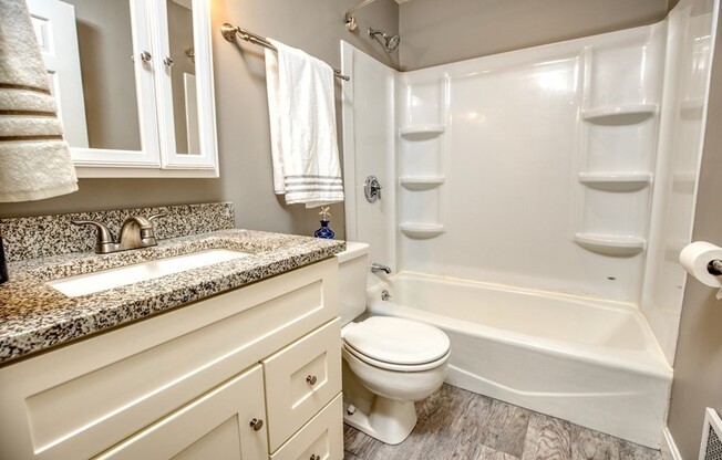 2 beds, 1.5 baths, 920 sqft, $2,500, Unit B