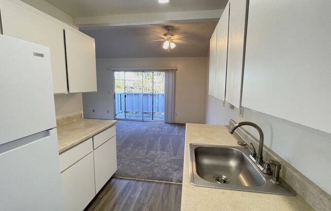 2 beds, 1 bath, 840 sqft, $1,595, Unit RO-22