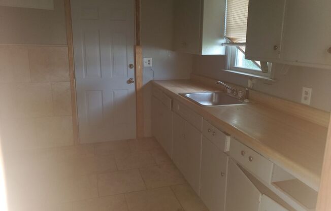 2 beds, 1 bath, $900