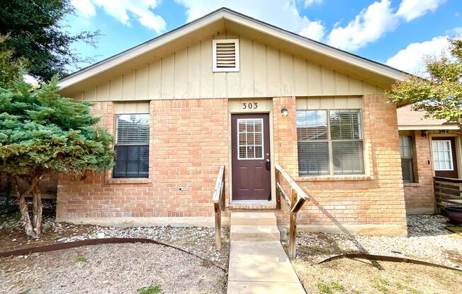 **MOVE IN SPECIAL!** MUST SEE! Spacious 2 Bedroom 2 Bath Unit!