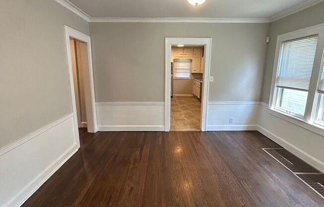 Charming 3-Bed Near UMKC – Hardwood Floors, Natural Light & Study Space!