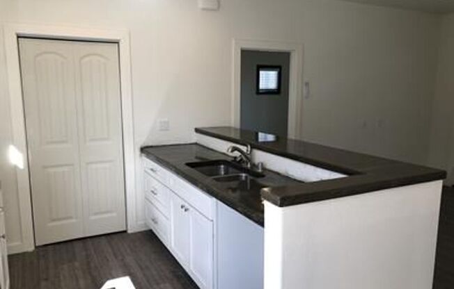 2 beds, 2 baths, 800 sqft, $1,495, Unit Unit 4