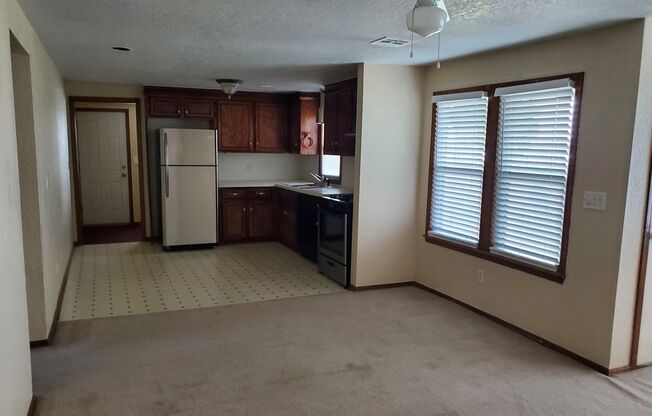 2 beds, 1 bath, $1,300