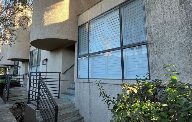 Valley Village w/double en-suites, parking + in-unit laundry!