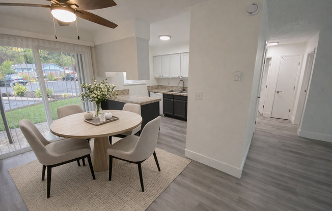 2 beds, 1 bath, 890 sqft, $1,555, Unit 43