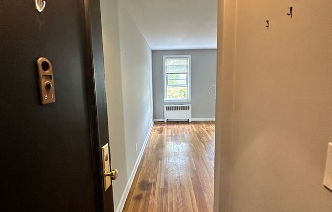 2 beds, 1 bath, 950 sqft, $2,700, Unit Apt B13*