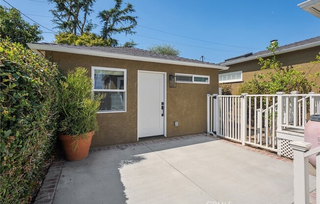 4039 COLONIAL AVE