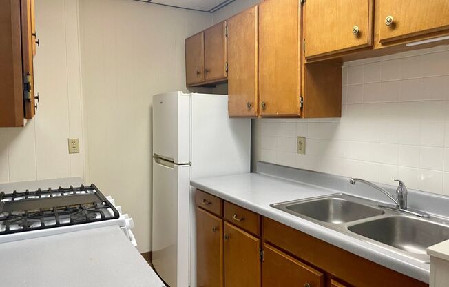 1 bed, 1 bath, $750, Unit LH Broadway Lowman 11