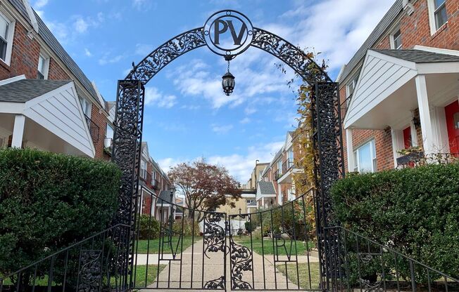 Charming 2-Bedroom/1-Bathroom Apartment by the Art Museum! Garage and Parking Included!