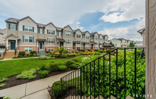 Beautiful Corner Unit Townhome in Des Plaines