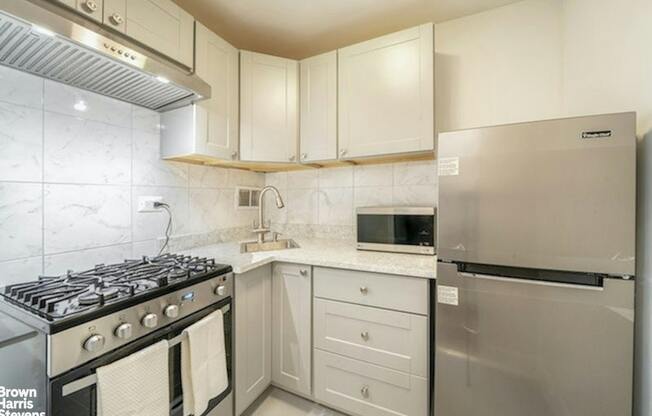 Studio, 1 bath, $3,350, Unit 3L