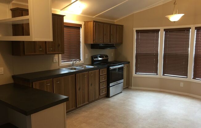 Nice Apartment in North Pointe! No one living above you, below you, or sharing walls beside you!  Peace..