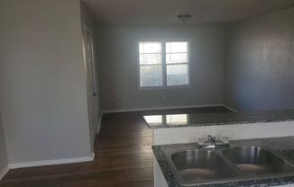 2 beds, 1 bath, $895