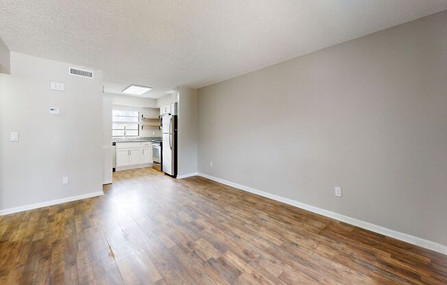 Renovated 2 Bedroom / 1 Bathroom Apartment