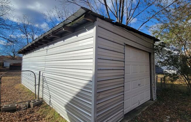 2 Bedroom/1Bath Home Located  in Burlington, NC! APPLY NOW