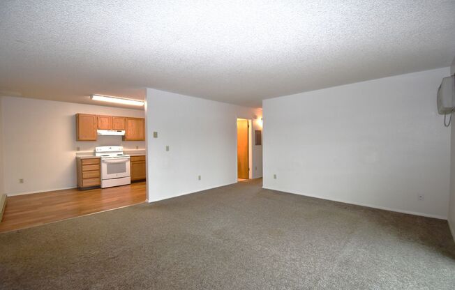 Spacious top floor! Close to downtown!