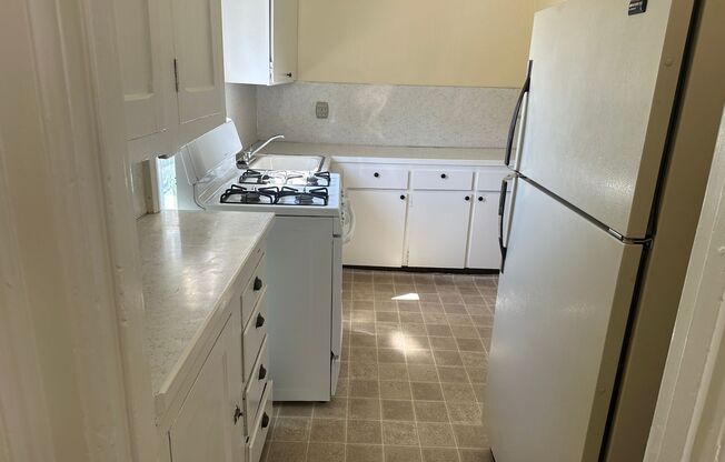 1 bed, 1 bath, 600 sqft, $1,350, Unit 4