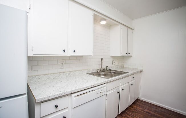 2 beds, 1 bath, 749 sqft, $895, Unit D06