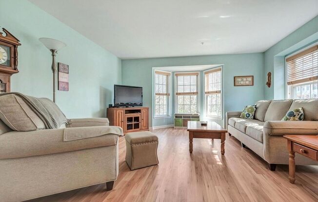 Extremely well maintained END UNIT townhouse in Ballenger creek available before the holidays!