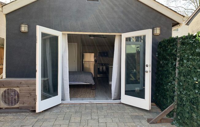 Renovated Studio in Downtown Sacramento! Optional to be furnished.