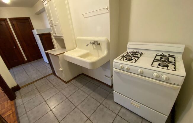 Studio, 1 bath, 400 sqft, $825, Unit 209