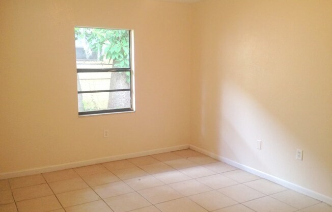 2BR/1BA Spacious Ground Floor Apartment