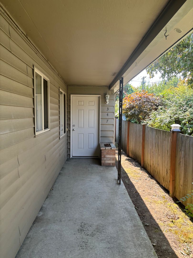 Ballard-Fremont Duplex: Comfortable Living with Modern Amenities
