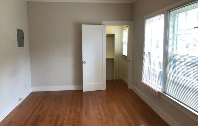 Great Location near the Cal Berkeley Campus and Memorial Stadium. 1 bedroom, 1 bath lower unit