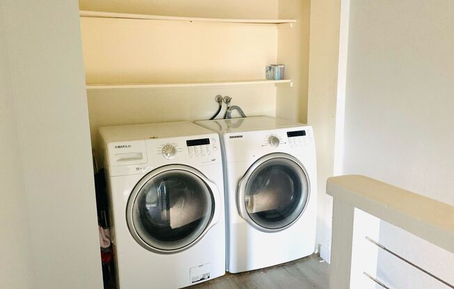 Light, Bright and Updated 2 bed 1.5 bath townhouse in Lynnwood