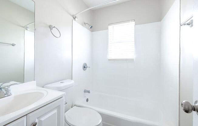 2 beds, 1 bath, 850 sqft, $1,200, Unit 26-E7