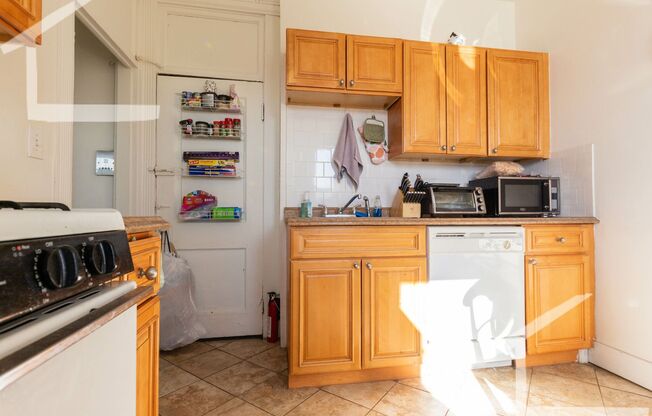 2 beds, 1 bath, $2,600, Unit Unit #26