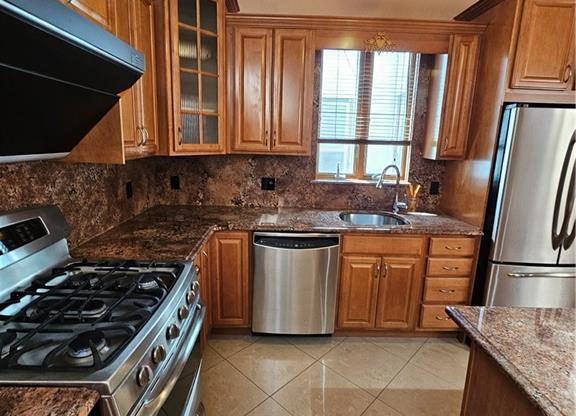 136 BAY RDG AVE