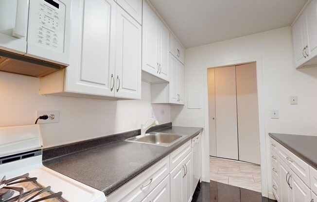 1 bed, 1 bath, 947 sqft, $3,300, Unit 12F